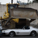 Bulldozer gegen Luxusautos