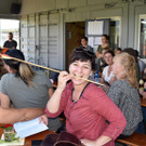 Manuela Reiter testet die Festigkeit der Pfeile.JPG