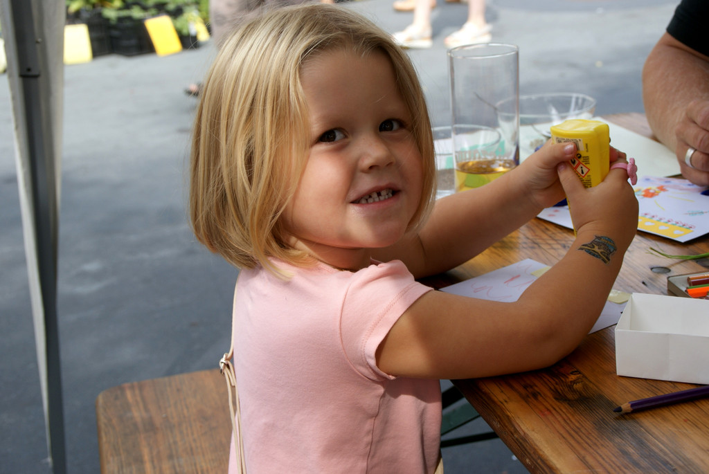 Celeste in der Bastelecke.JPG