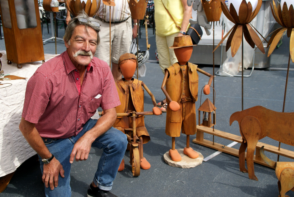 Hans-Werner Petzold mit seinen Kunstwerken.JPG