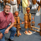 Hans-Werner Petzold mit seinen Kunstwerken.JPG