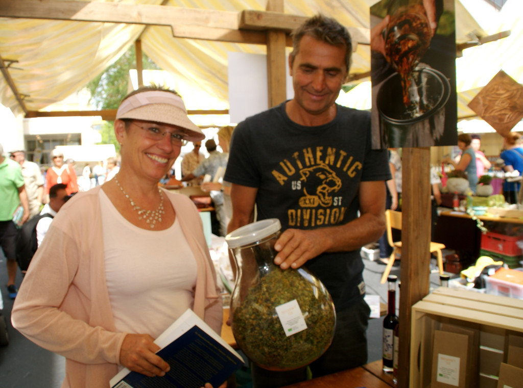 Ottmar Jochum von der Kr__uteralp  Oberorn - Riechproben.JPG