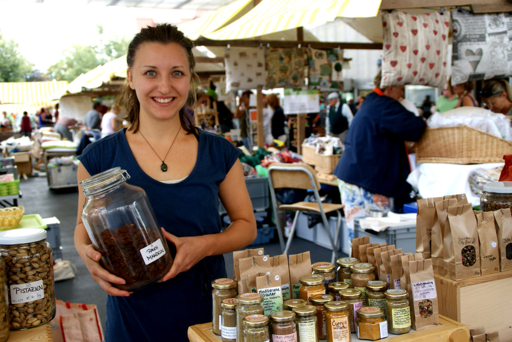 Pia am Stand von Christoph Riedmanns BaumRaum.JPG