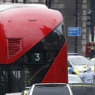 Auto rast in Absperrung in London