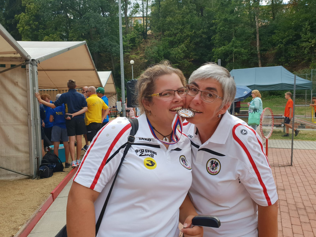 Nadine mit Betreuerin Rosi.jpg