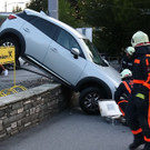 Pkw kracht über Steinmauer