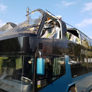 Bus prallt in Wien gegen Brücke