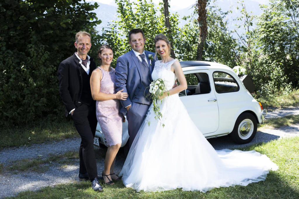 Hochzeitsfoto mit Trauzeugen.jpg