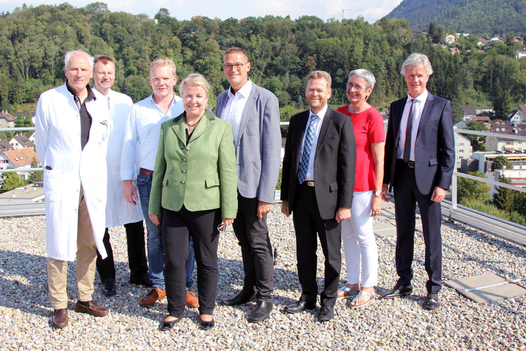 3Besuch_BM_Hartinger_Klein_KHBG_082018_Am_Dach_LKHFeldkirch.jpg