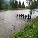 Wasserretter durchkämmen Mur