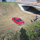Pkw stürzt in NÖ in Wassergraben