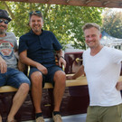 Kurt Fischer mit den Restauratoren des Feuerwehrautos.JPG