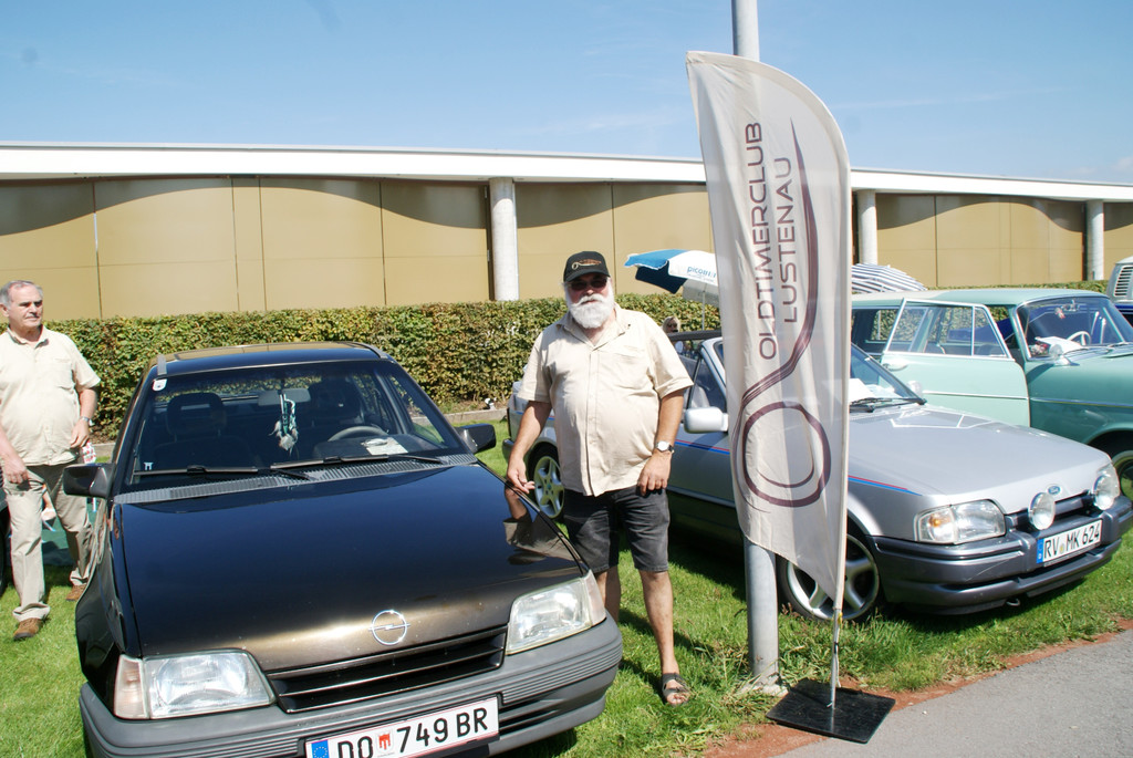 Obmann Herbert Kremmel mit seinem Opel Kadett E.JPG