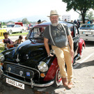 Stolz auf den Morris Minor.JPG