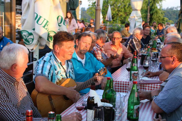 Singen im Buschenschank Bernhart.jpg
