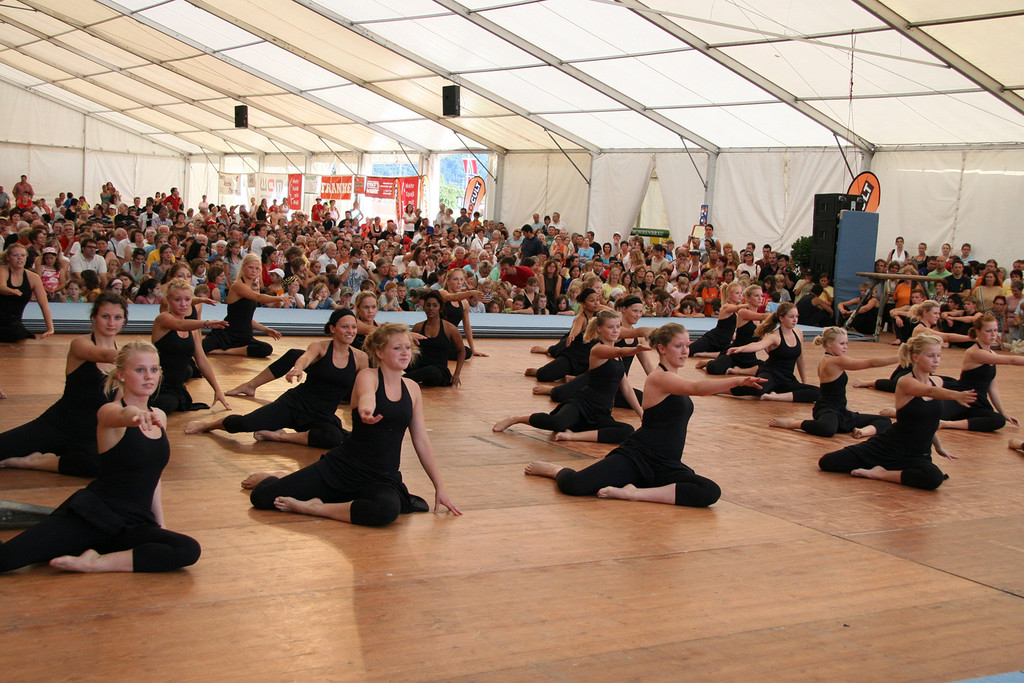 Gymnaestrada-2007-in Wolfurt Auftritt im Festzelt Schwedische Gruppe.jpg