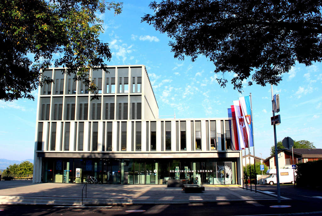Gemeindehaus NEU C FRONTAL B__ume September 2018.JPG