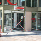 Eingang beim Finanzamt verwüstet