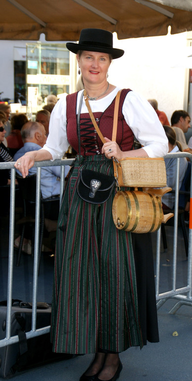 Angelika teilte Schn__pschen aus.JPG