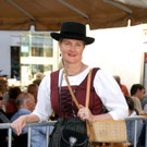 Angelika teilte Schn__pschen aus.JPG