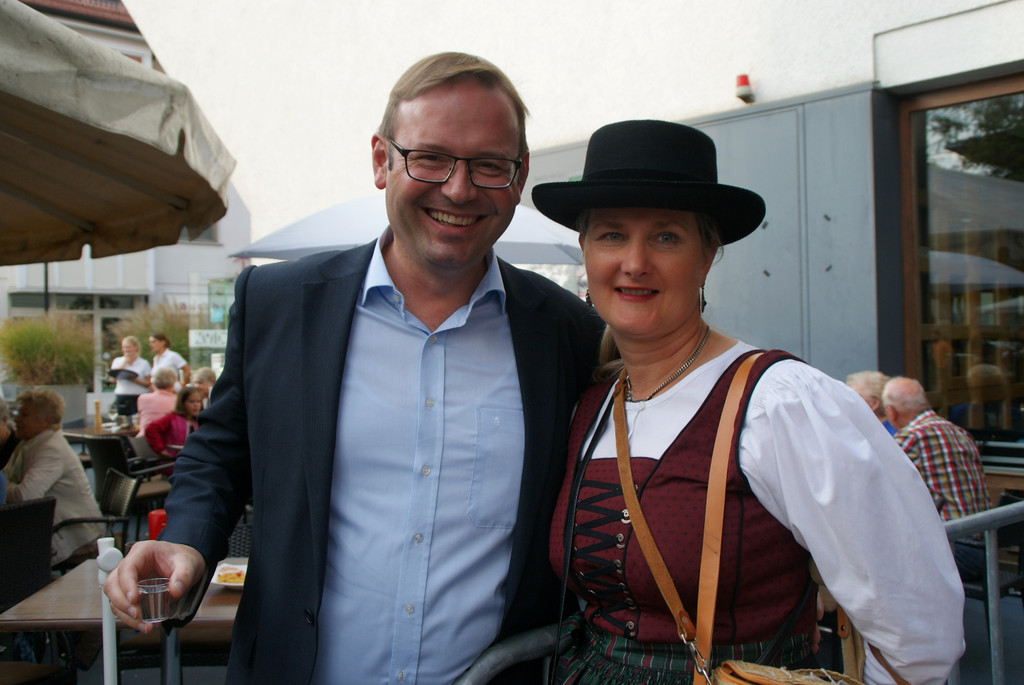 Daniel Steinhofer mit Marketenderin Angelika.JPG