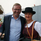 Daniel Steinhofer mit Marketenderin Angelika.JPG