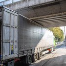 Lkw bleibt stecken