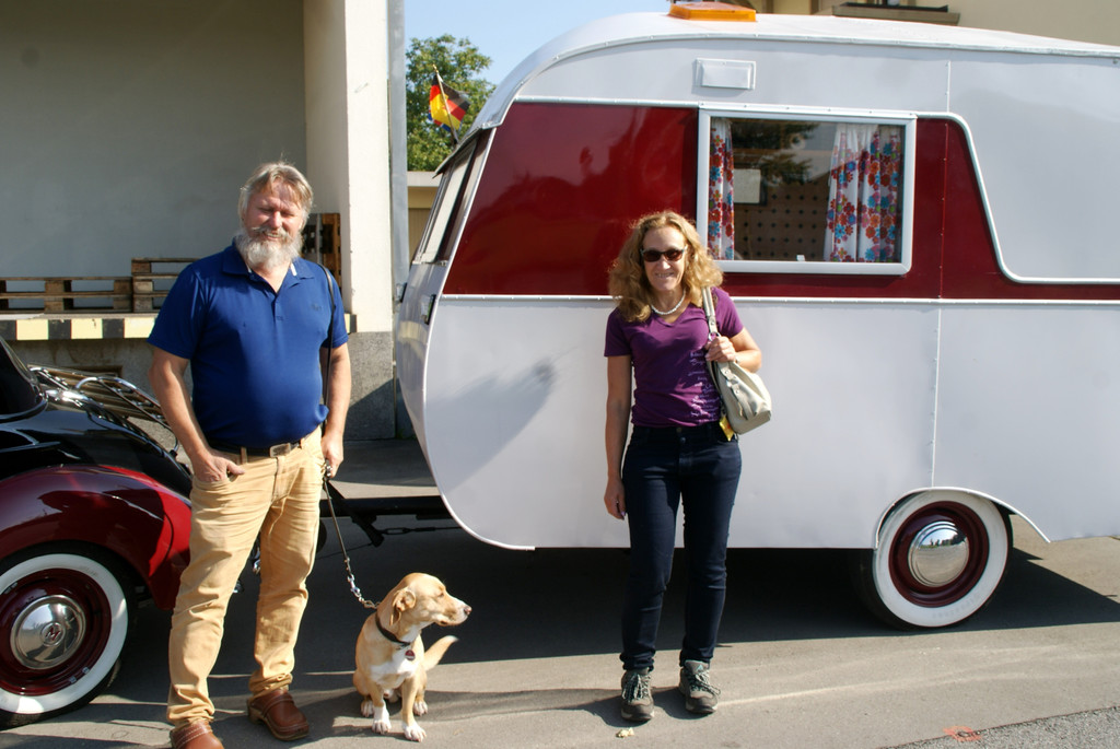 Elisabeth und Manfred mit ihrem Oldtimer-Wohnwagen zum Morris.JPG