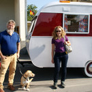 Elisabeth und Manfred mit ihrem Oldtimer-Wohnwagen zum Morris.JPG