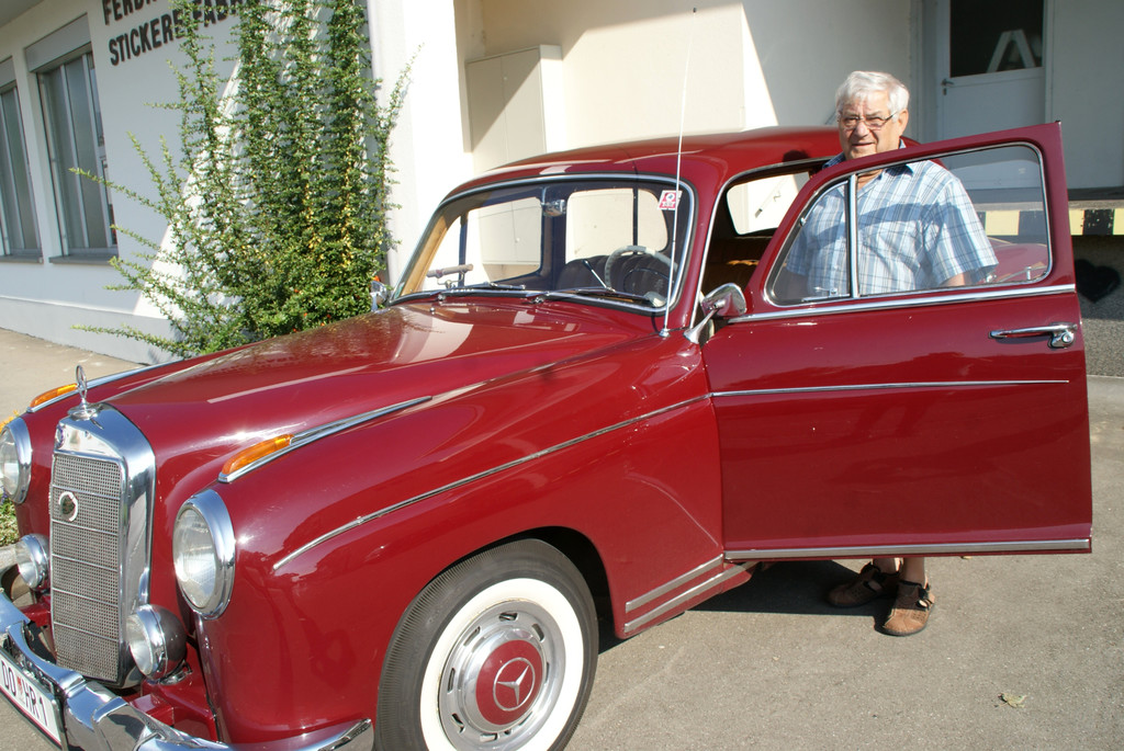 Herbert Rauch mit seinem Morris.JPG