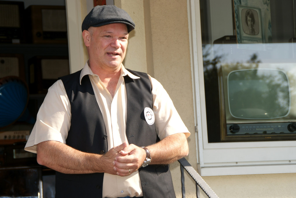 Herwig B__sch begr____t seine G__ste im Radiomuseum.JPG