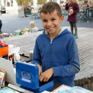 Feilschen und Kaufen beim Kinderflohmarkt