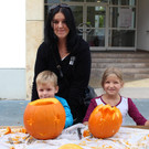 Kürbisschnitzen am Kirchplatz