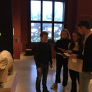 R__tsell__sen vor den Skulpturen.JPG