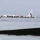 Flugzeug landet in Lagune