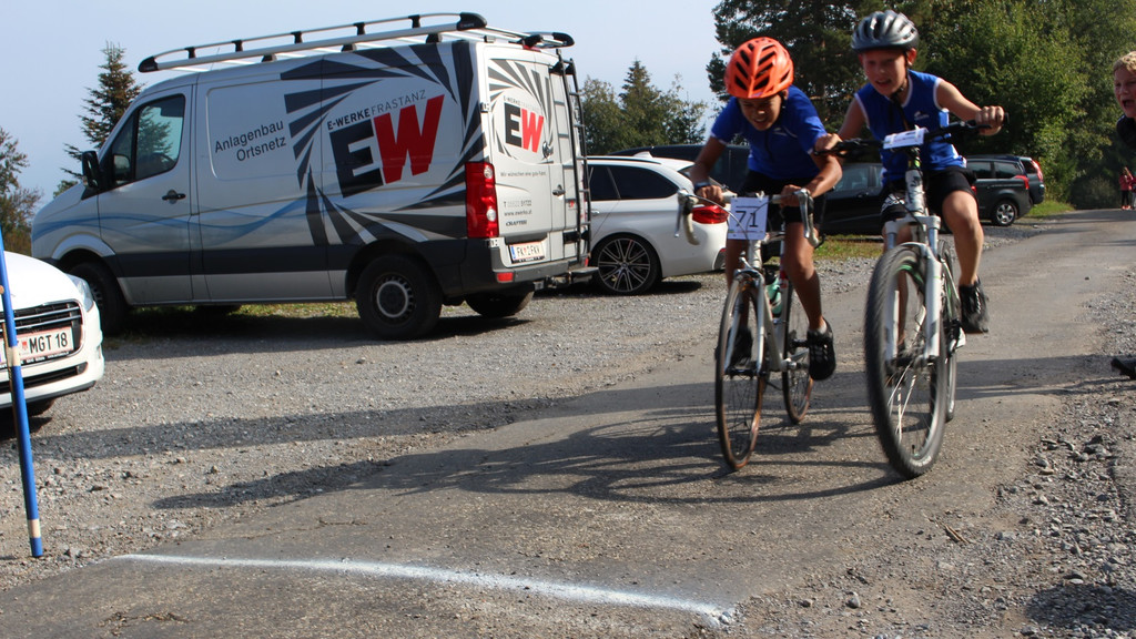 IMG_8327 Ein spannendes Rennen lieferten sich Tobias Schuster WSV Koblach und Matteo Dohr WSV Fellengatter.JPG