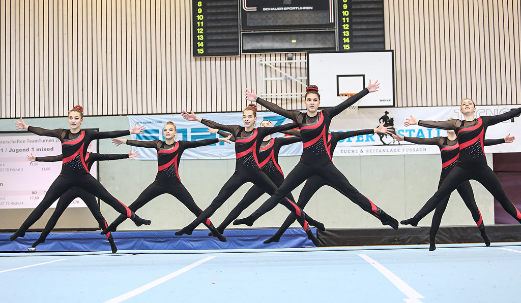 1600-Team-Turnen Meisterinnen TSZ Dornbirn am Boden.jpg