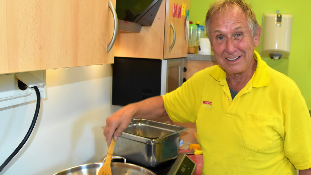 Anton Sch__pfer_ pensionierter Koch und Onkel der Familie unterst__tzt tatkr__ftig.JPG