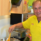 Anton Sch__pfer_ pensionierter Koch und Onkel der Familie unterst__tzt tatkr__ftig.JPG
