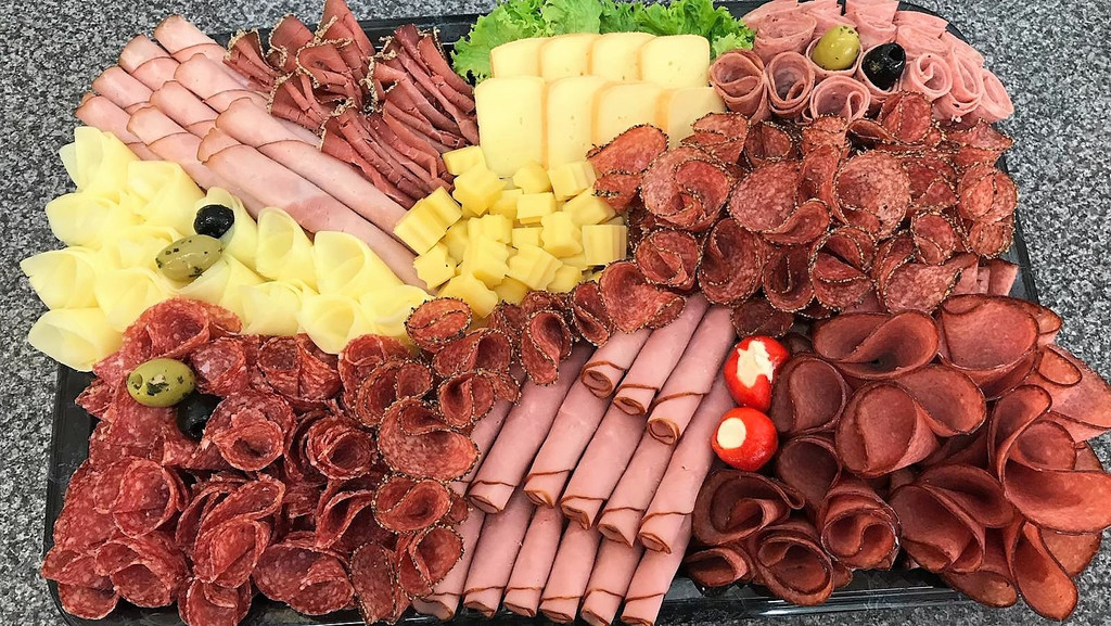 Auch Wurst- und K__seplatten sind erh__ltlich.jpg