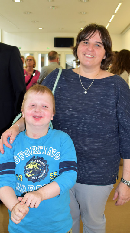 Maximilian wird von Mama Birgit abgeholt.JPG