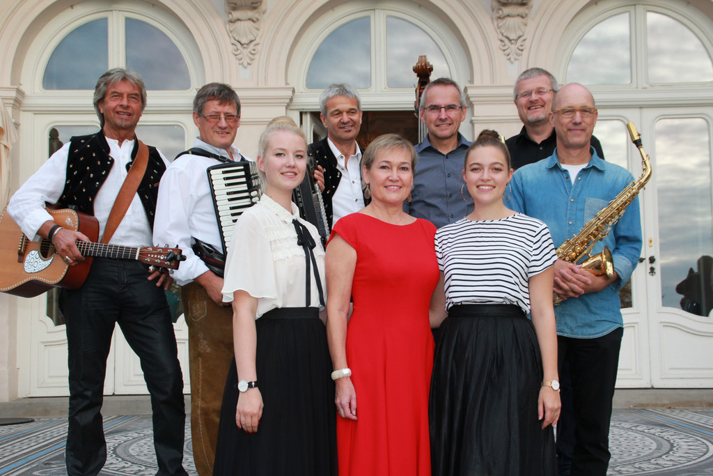 Musikanten mit Maturantinnen.jpg