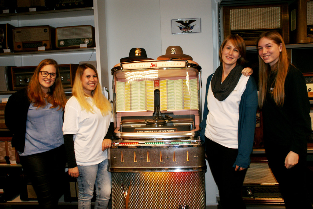Raphaela_ Fabienne_ Nicole und Janine mit der Musicbox von 1955 1.JPG