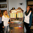 Raphaela_ Fabienne_ Nicole und Janine mit der Musicbox von 1955 1.JPG