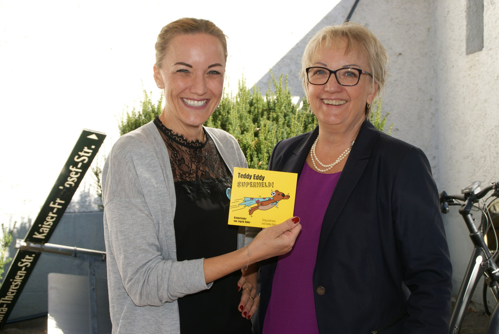 Ingrid und Vroni Hofer mit der Teddy Eddy CD.JPG