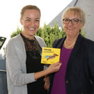 Ingrid und Vroni Hofer mit der Teddy Eddy CD.JPG