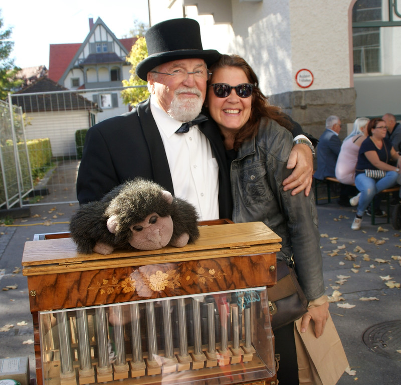 Zur Kilbi geh__rt ein Drehorgelmann.JPG