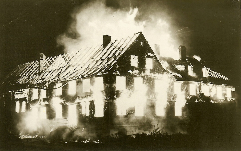 Armenhaus in Vollbrand 2.jpg