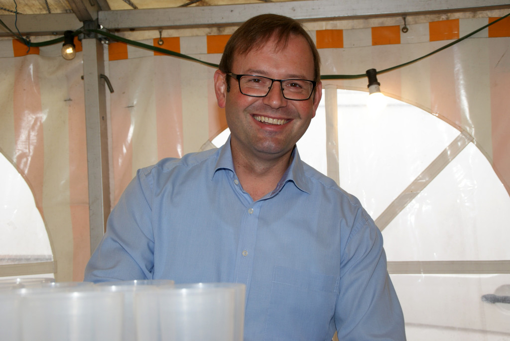 Daniel Steinhofer_ wie in jedem Jahr am Bierausschank.JPG