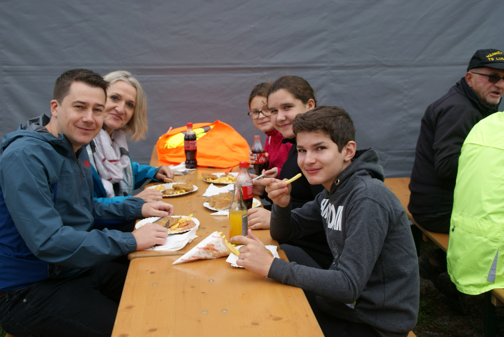 Nach der Arbeit gab es eine St__rkung.JPG